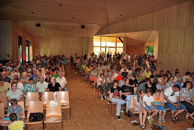 Die Premiere der Klettgau-Halle wird mit der Theateraufführung vor voll besetztem Haus gefeiert.