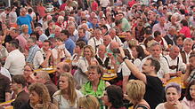 Proppenvoll war das große Festzelt des Gögginger Bierfests, als am Sonntag Wilfried Rösch und seine Musiker während des Frühschoppens ...
