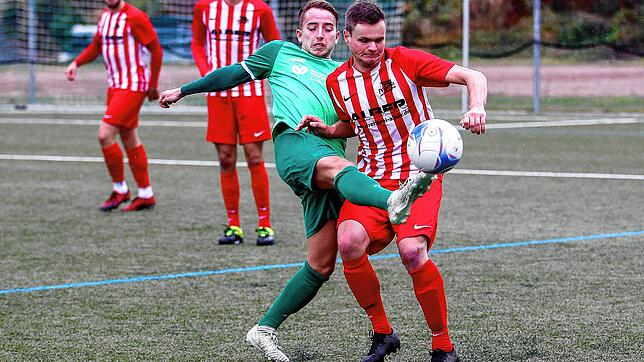 Tim Geiger (Furtwangen) versucht den Ball gegen Pascal Siebenrock (Walbertsweiler) zu behaupten.