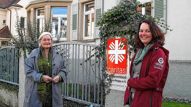 Andrea Lohr (rechts) ist ehrenamtliche, gesetzliche Betreuerin bei der Caritas Singen-Hegau. Brigitte Ossege-Eckert von der Caritas ...