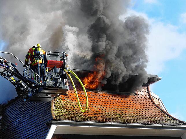 Bild 1: Dachstuhlbrand: Feuer zerstört Wohnhaus in Beuron weitgehend