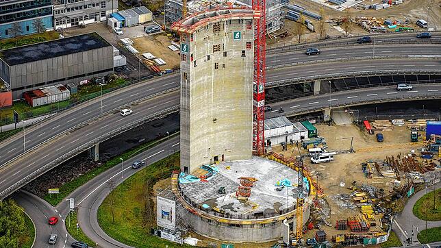 Die Baustelle des Asisi-Panoramas aus der Luft. Der Turm ist mittlerweile weithin sichtbar.