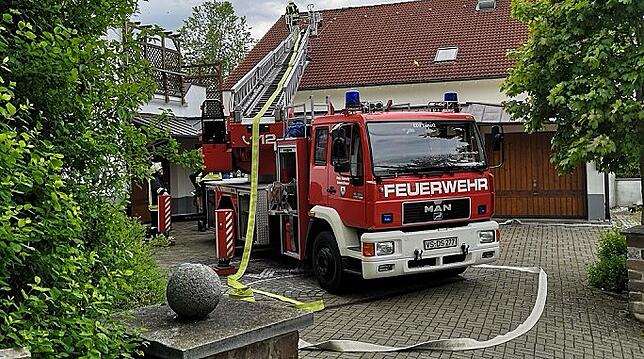 Feuerwehrkameraden dringen mit der Drehleiter von außen zur Brandstelle vor.