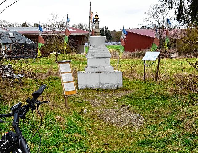 Der kleine buddhistische Stupa im Zollhaus &ndash; eine markante Wegmarke für die Radroute.