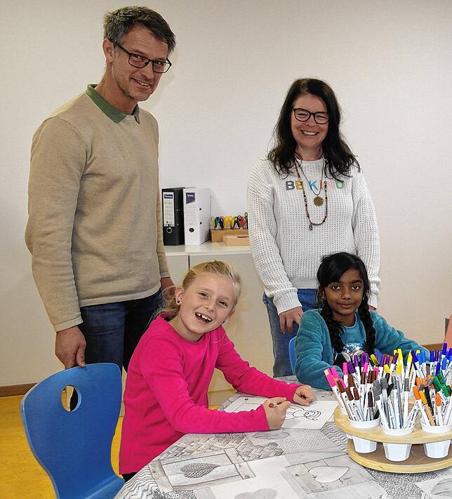 Angekommen im neuen Ganztagesbereich der Grundschule Kluftern (von links): Schulleiter Dirk Büdinger freut sich zusammen mit Janine ...
