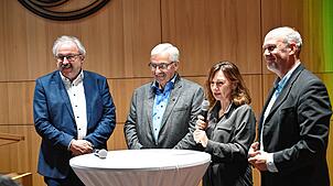 Susanna Heim vom Landratsamt Waldshut interviewt während der Vorstellung des Kreisjahrbuchs 2024 die drei ...
