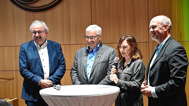 Susanna Heim vom Landratsamt Waldshut interviewt während der Vorstellung des Kreisjahrbuchs 2024 die drei ...