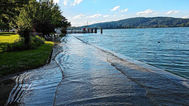 Wasser schwappt über den Weg.