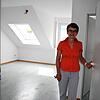 Spitalfonds-Geschäftsführerin Zita Koch zeigt eine der Wohnungen im zweiten Obergeschoss, die zu einem Einzelzimmer umgebaut wird.