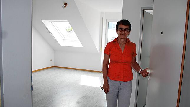 Spitalfonds-Geschäftsführerin Zita Koch zeigt eine der Wohnungen im zweiten Obergeschoss, die zu einem Einzelzimmer umgebaut wird.