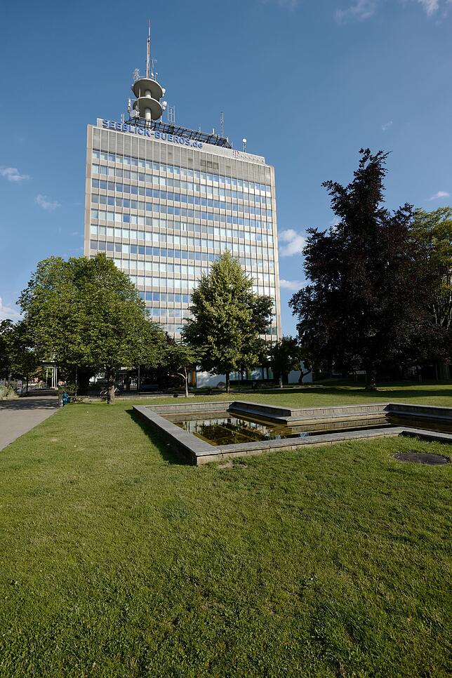 Bleibt erhalten: Die Grünfläche am Zähringerplatz wird nicht angetastet und bebaut. Lediglich der Pavillon, in dem bisher die Postbank ...