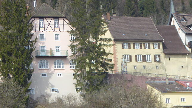 Das Haus „Schwarzer Adler“ (links mit Fachwerk) ist eines der markantesten Gebäude der Stühlinger Altstadt.