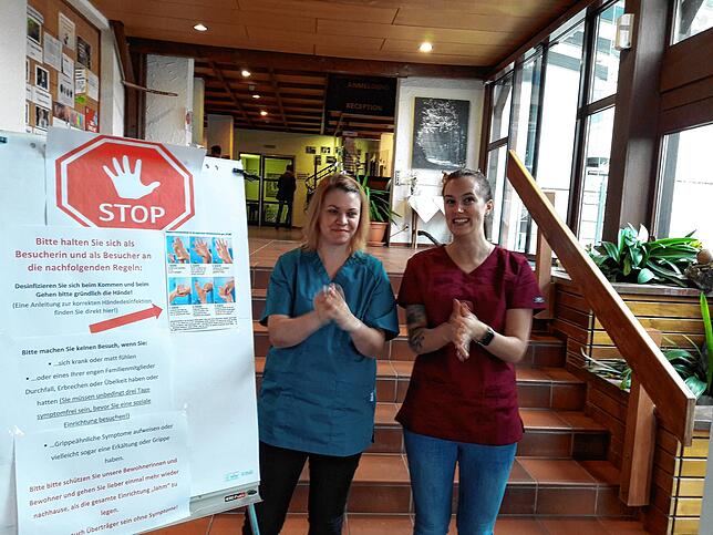 Nadin Budig und Sarah Oesterle zeigen, wie die Händedesinfektion richtig funktioniert.