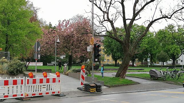 Ein komisches Bild: Zwei Rampen für Fußgänger direkt nebeneinander.