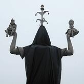 Schwarz verhüllt: Die Statue Imperia im Konstanzer Hafen am Morgen des 14. Oktober 2017. Wer hinter der Aktion steckt, war zunächst ...