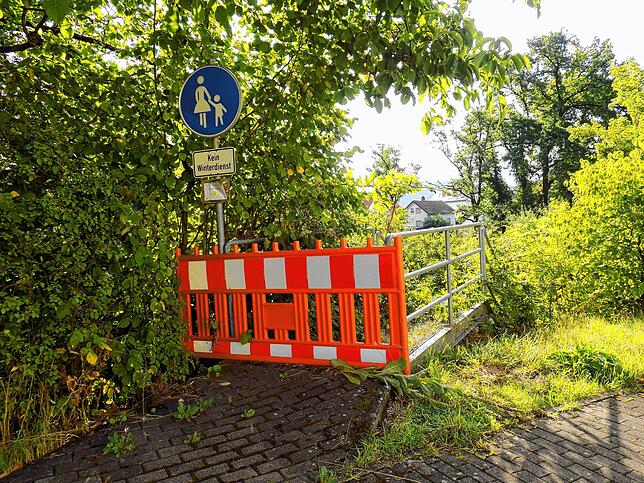 Die Treppe von der Kirchstraße hinunter ins Murgtal war 2019 ursprünglich wegen des Baus des Kindergartens In der Mühle gesperrt worden ...