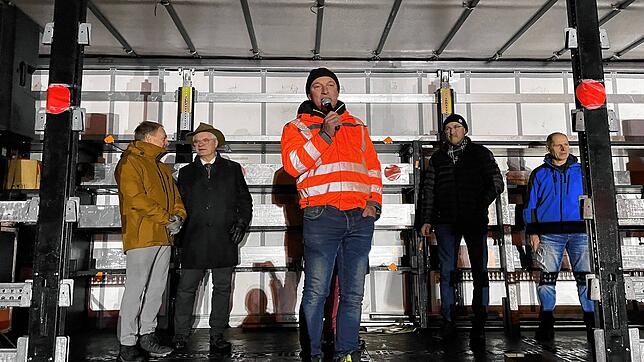 Die Landtagsabgeordneten Hans-Peter Storz (SPD), Klaus Burger (CDU) und Dorothea Wehinger von den Grünen (verdeckt) stellten sich auf ...