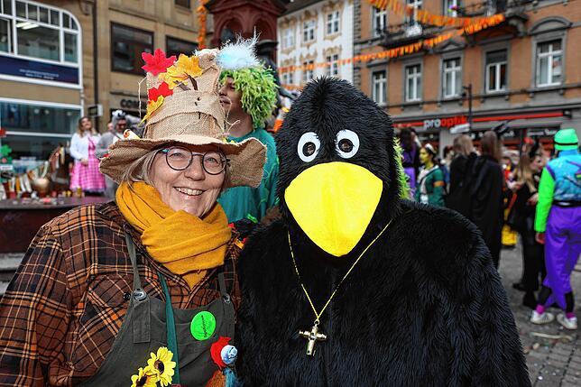 Bild 25: Schmotziger Dunschtig 2024: Die Marktstätte ist komplett in Narrenhand!