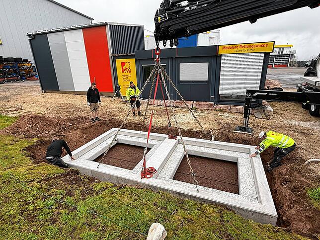 Die schweren vorgefertigten Betonelemente werden mit einem Kran aufs Splittbett gehievt und können bei Bedarf wieder anderweitig ...