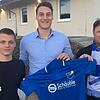 Transfer-Coup: Beim TuS Efringen-Kirchen freuen sich Trainer Dennis Weiß (links) und der Vorsitzende Sport, Maik Hess (rechts), über ...
