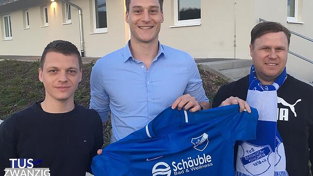 Transfer-Coup: Beim TuS Efringen-Kirchen freuen sich Trainer Dennis Weiß (links) und der Vorsitzende Sport, Maik Hess (rechts), über ...