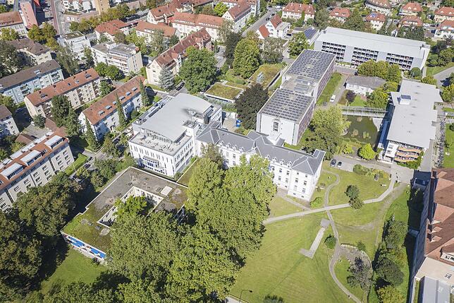 Das Konstanzer Herzzentrum von oben: Es steht zwischen Haus der Spitalstiftung und Atrium und sieht aus wie ein T.