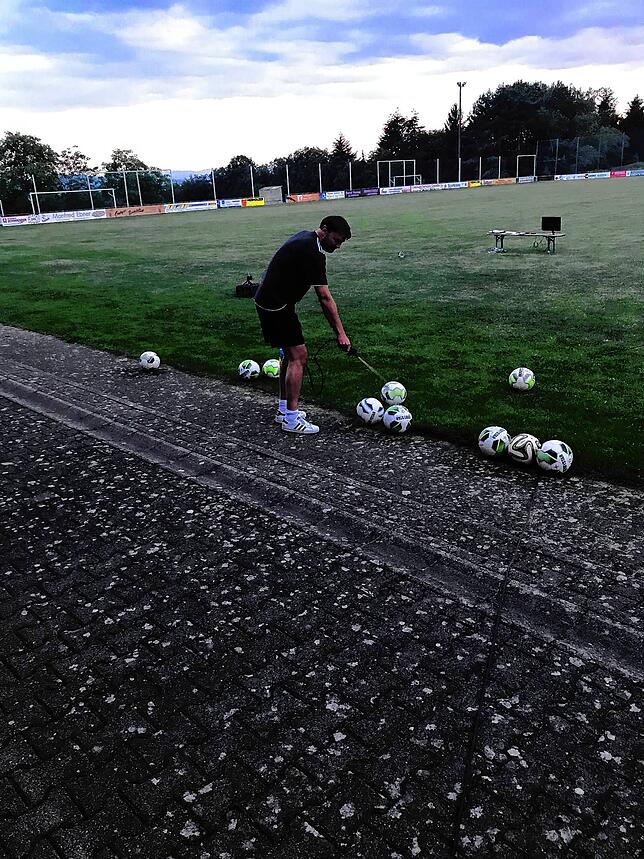 Patrick Ruch, Co-Trainer der Zweiten Mannschaft der SpVgg Andelsbach, desinfiziert die Bälle nach dem Training.