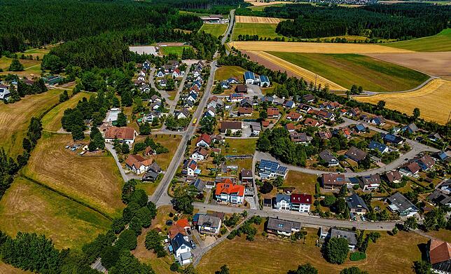 Aktuell wird das Freibad in Tannheim saniert. Schwimmvergnügen gibt es hier erst wieder in der kommenden Saison. Ganz im Hintergrund ist ...