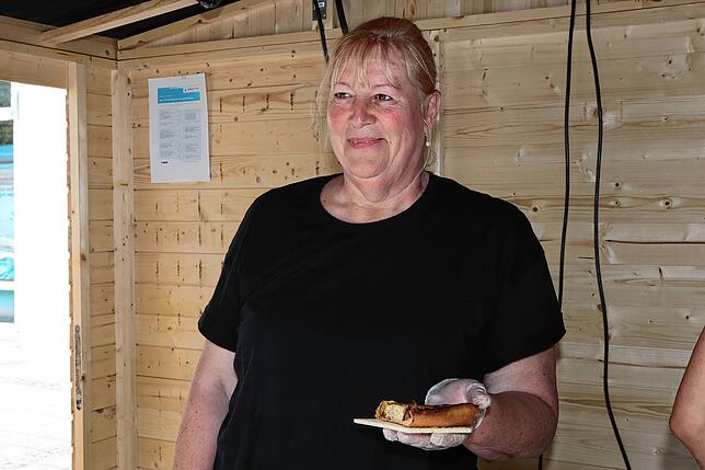 Bild 3: Zum Wohl! Die Besucher genießen Zwiebelkuchen, Dünnele und Suser