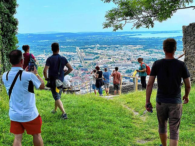 Für manche Besucher des Burgfestes war der Blick vom Hohentwiel auf die weite Landschaft, hier mit Bodensee im Hintergrund, alleine ...