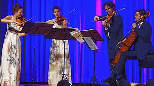 Beim Auftritt im Bad Säckinger Kursaal legt das im Stehen spielende Aris-Quartett viel Verve in den Bogenstrich. Es scheint auch ein ...
