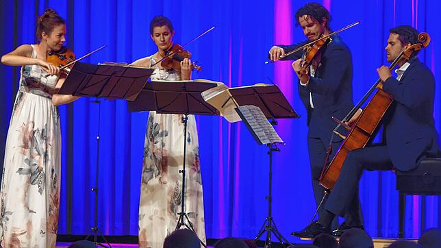 Beim Auftritt im Bad Säckinger Kursaal legt das im Stehen spielende Aris-Quartett viel Verve in den Bogenstrich. Es scheint auch ein ...