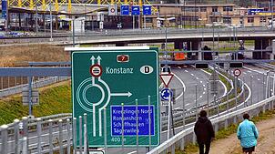(Symbolbild) Auf dem Teilstück der A7 zwischen dem Euregiokreisel und dem Girsbergtunnel hat ein 98-Jähriger gewendet und ist in die ...