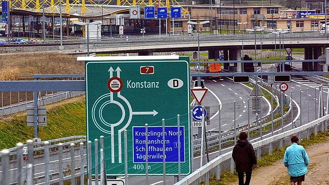 (Symbolbild) Auf dem Teilstück der A7 zwischen dem Euregiokreisel und dem Girsbergtunnel hat ein 98-Jähriger gewendet und ist in die ...