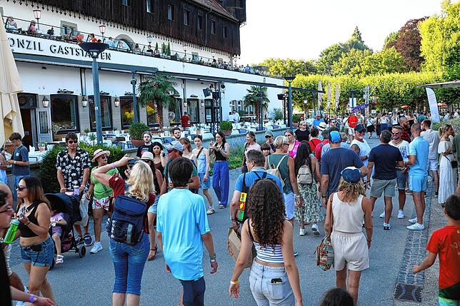 Bild 18: Beim Seenachtfest 2025 wird das Konstanzer Bodenseeufer zur Festmeile
