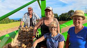 Voller Stolz: Bernhard Isele und sein Team mit Linda Isele, Anita Friedrich und Dagmar Isele auf dem Brendener Berg freuen sich über die ...