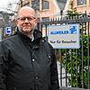 Professor Gotthard Wolf vor dem Werkstor in Radolfzell: Die Firmengeschichte ist auch ein Teil seiner Familiengeschichte.