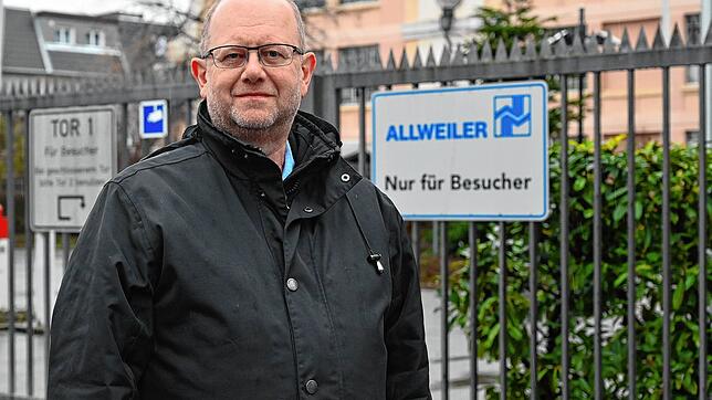 Professor Gotthard Wolf vor dem Werkstor in Radolfzell: Die Firmengeschichte ist auch ein Teil seiner Familiengeschichte.