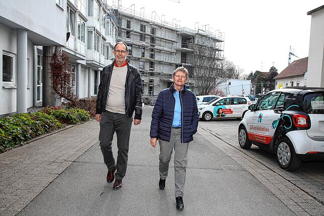 Pflegeheimleiterin Gisela Meßmer und Vorstandsvorsitzender Jürgen Stockmann beschreiben den Anbau im laufenden Betrieb als Kraftakt.