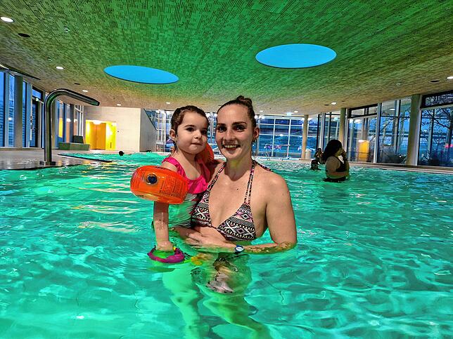 Stanislava Knansova und ihre knapp dreijährige Tochter Karolina sind zum ersten Mal im Häfler Sportbad. Das Nichtschwimmer-Becken hat 30 ...