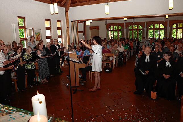 Die Dietrich-Bonhoeffer-Gemeinde war bis auf den letzten Platz besetzt, als Sofie Fiebiger (vorn ganz rechts) offiziell als Pfarrerin ...