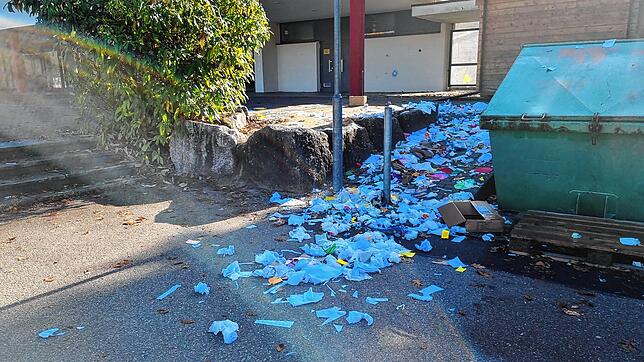 Hirnlos: Bei der Zelgschule entleerten unbekannte „Halloween-Geister“ einen Papiercontainer.