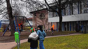 Die erste Rate für den geplanten Frickinger Schulneubau hinter dem bestehenden Pausenhof ist mit drei Millionen Euro veranschlagt. Bild: ...