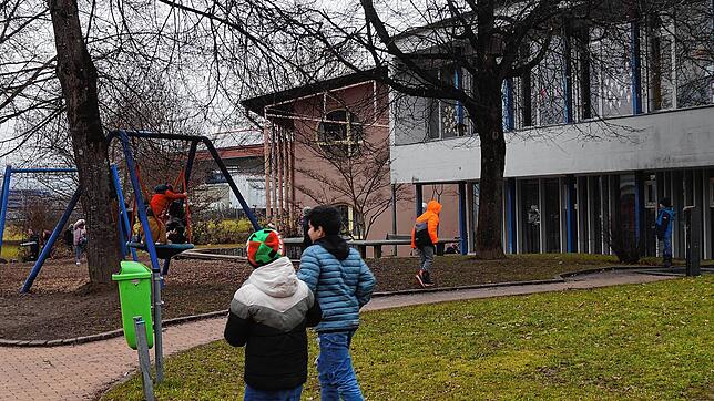 Die erste Rate für den geplanten Frickinger Schulneubau hinter dem bestehenden Pausenhof ist mit drei Millionen Euro veranschlagt. Bild: ...