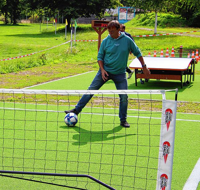 Technik ist beim Fußballtennis entscheidend.