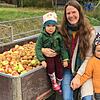 Angela Blum mit ihren Kindern Samara (3) und Elia (5). Beide hatten tags zuvor mächtig Spaß dabei das Streuobst mit der Mama auf der ...