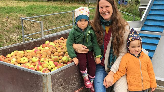 Angela Blum mit ihren Kindern Samara (3) und Elia (5). Beide hatten tags zuvor mächtig Spaß dabei das Streuobst mit der Mama auf der ...
