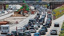 Autos stauen sich auf der Autobahn 7 Richtung Süden Höhe Bahrenfeld vor dem Elbtunnel.