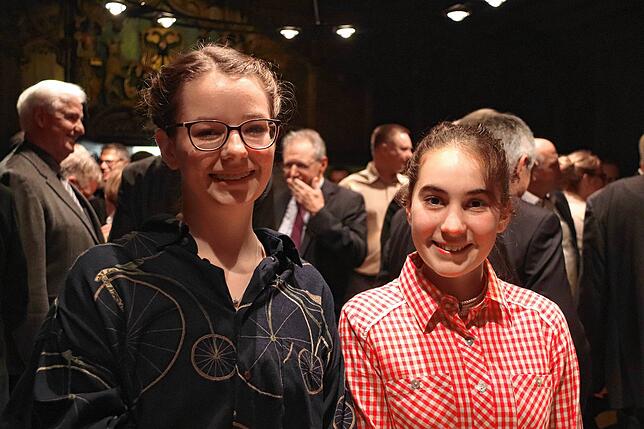 Die Jugendgemeinderätinnen Ella Feger und Maren Straub (v.l.).