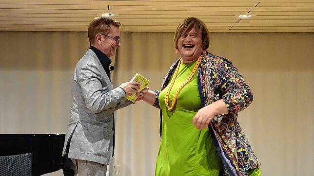 Bestens gelaunt verabschieden sich Gast Mathias Richling und Moderatorin Olivia Schnepf nach einem unterhaltsamen Gespräch. Foto: Sabine ...